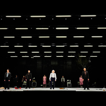 3/31(日)まで【東京芸術劇場プレイハウス】にて絶賛上演中！舞台『リア王』公演ダイジェストを公開しました！